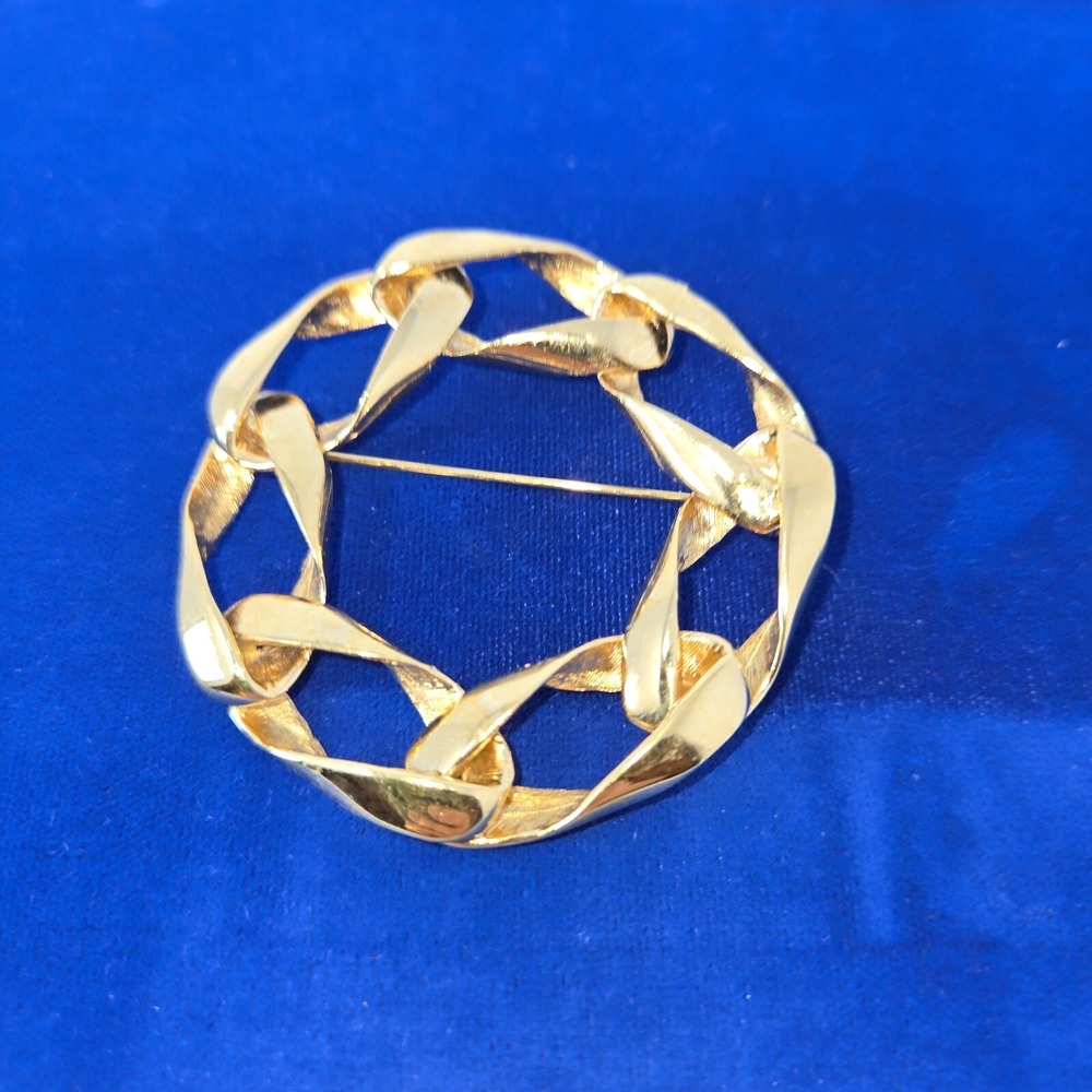 Vintage Gold Tone Circle Link Braided Wreath Brooch Pin Fashion Jewelry 2.5"